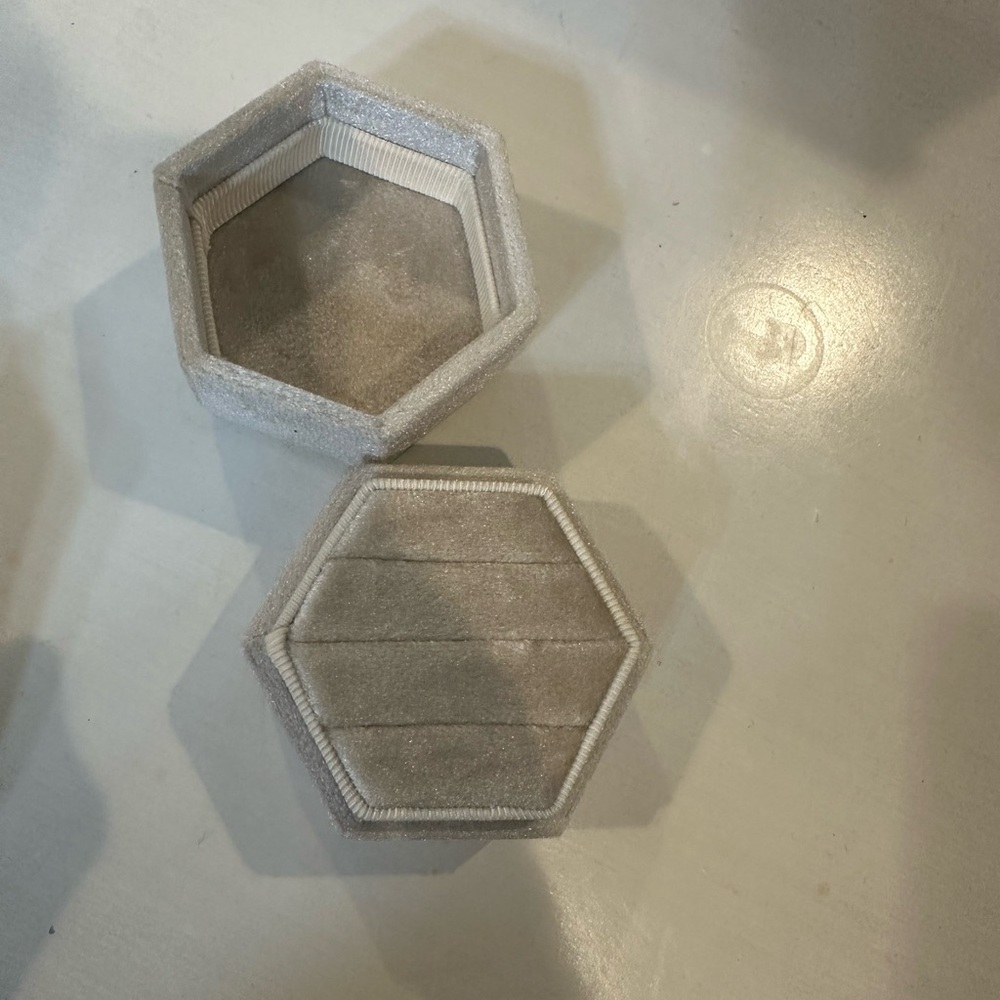 Hexagonal Velvet Ring Box - Picture 2 of 4